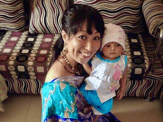 インドで赤ちゃんのお世話をするMasha Amaura